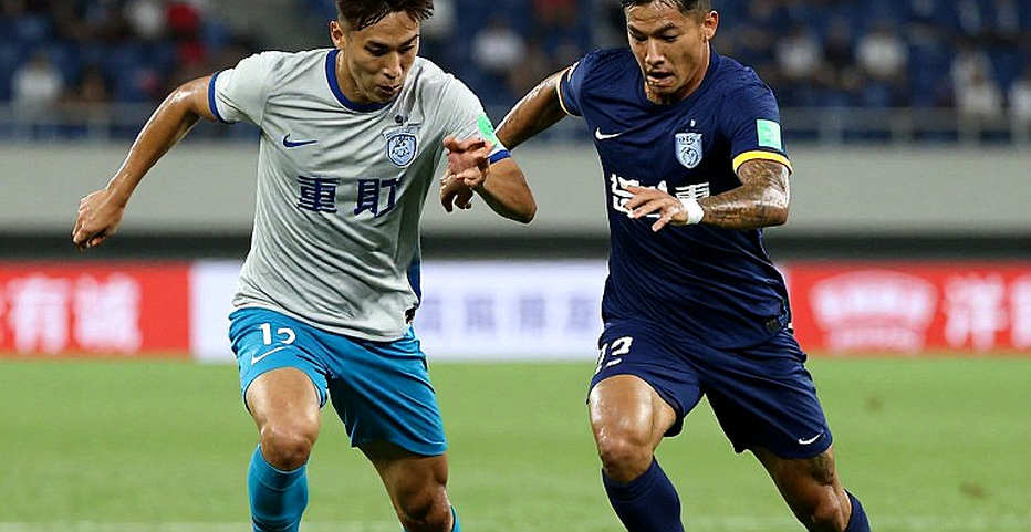 Người đàn ông chưa từng đá bóng chuyên nghiệp đứng ở đường biên Freiburg