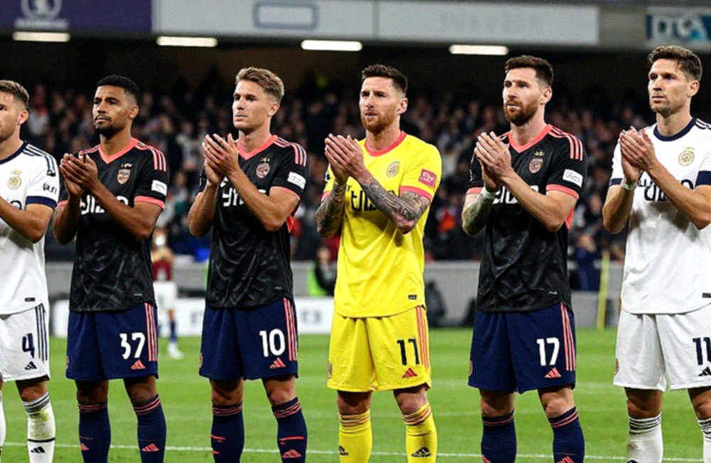 Kvaratskhelia rời sân bằng cáng ở phút 57: PSG mất cánh trái và mất luôn trục dọc trong cùng một nhịp