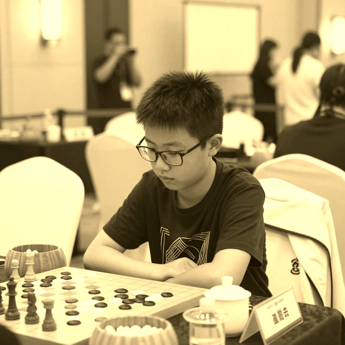 ChessBase Magazine #225: Giải mã Praha 2026, 27 tiểu phẩm cờ vua và nghệ thuật đọc lại lần thứ ba