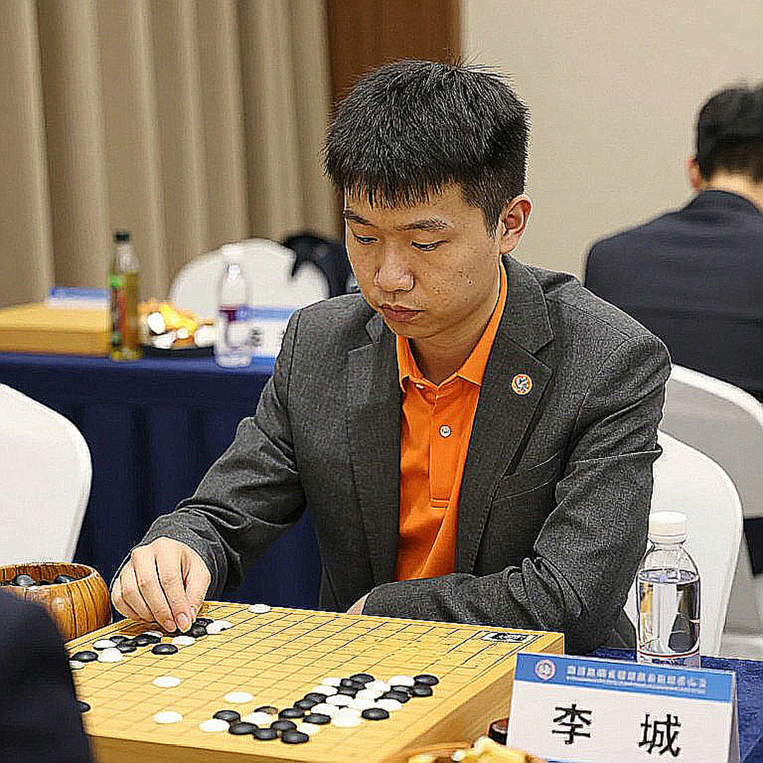 Bàn cờ hậu Carlsen: ngai vàng đổi chủ, dữ liệu còn nợ một lời giải thích